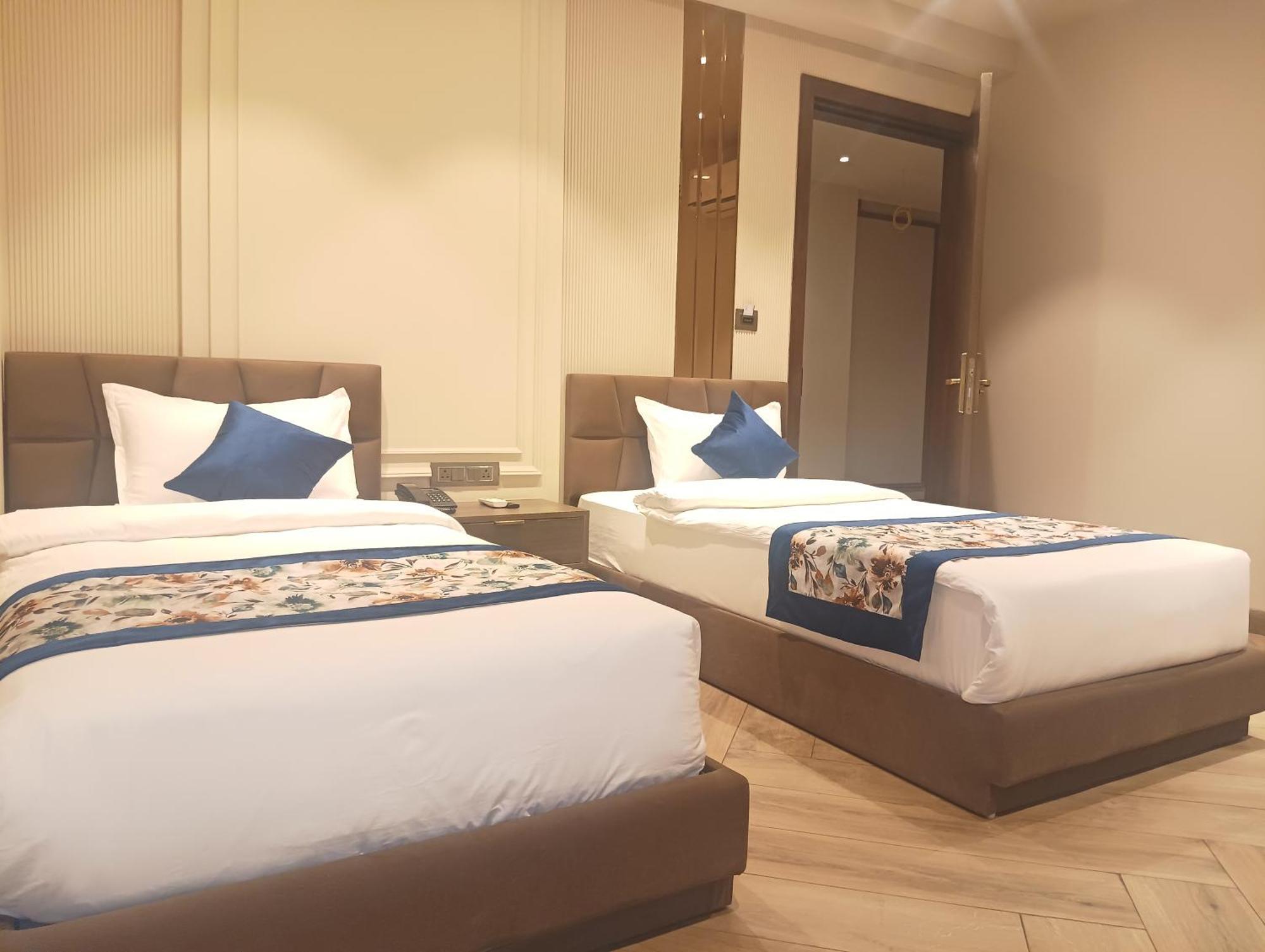 Hotel Cullinan By Qotel Janakpuri Delhi  Exterior foto