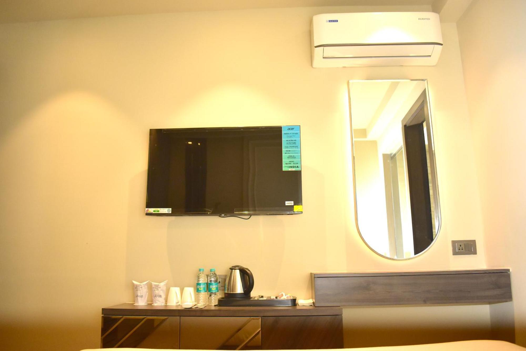 Hotel Cullinan By Qotel Janakpuri Delhi  Exterior foto