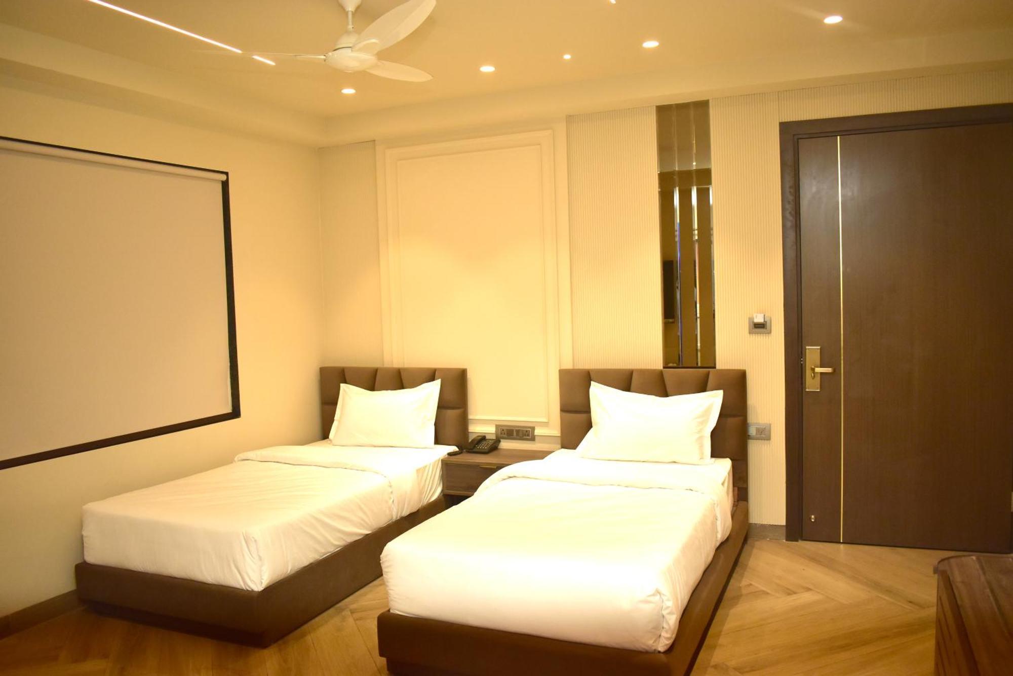 Hotel Cullinan By Qotel Janakpuri Delhi  Exterior foto