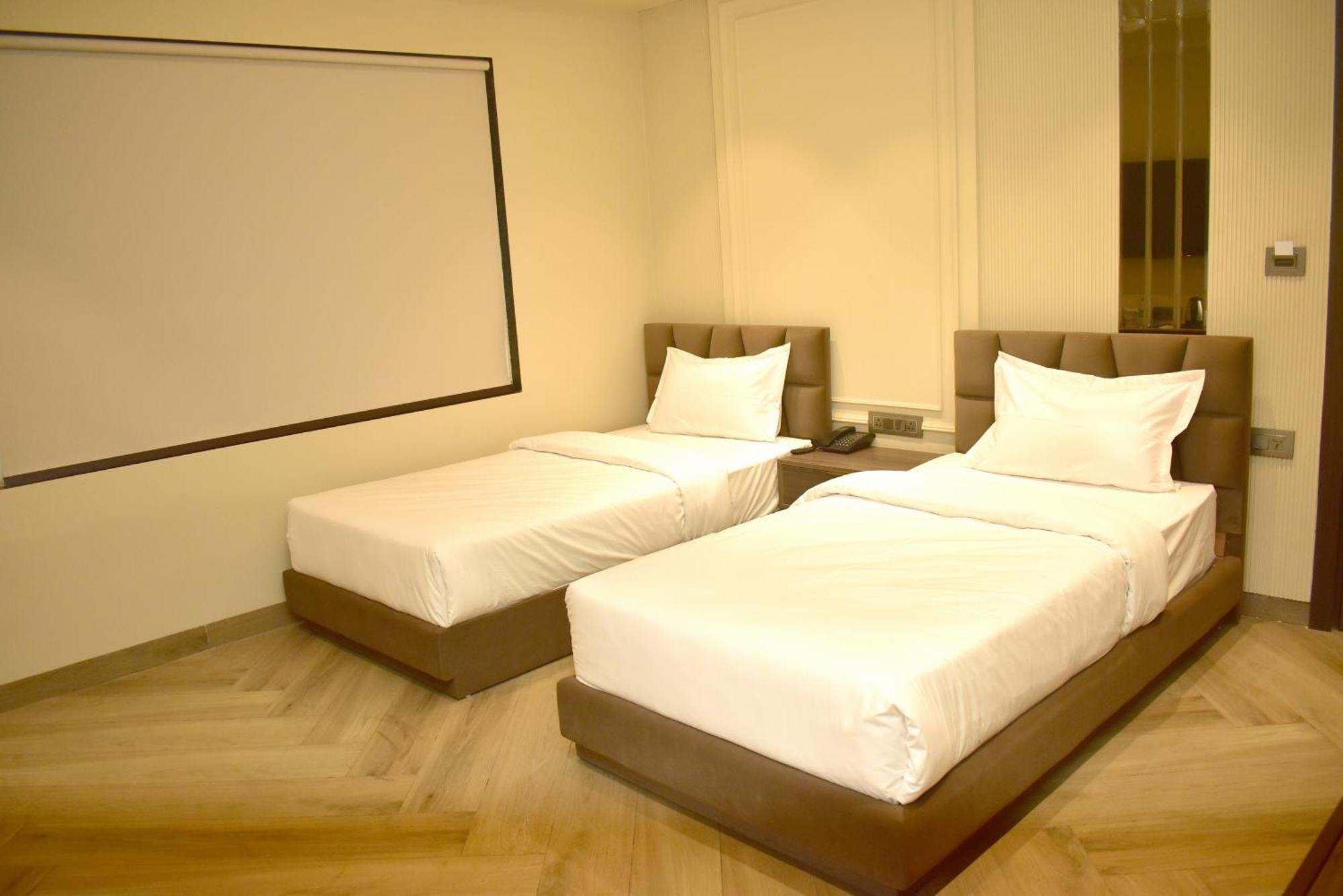 Hotel Cullinan By Qotel Janakpuri Delhi  Exterior foto