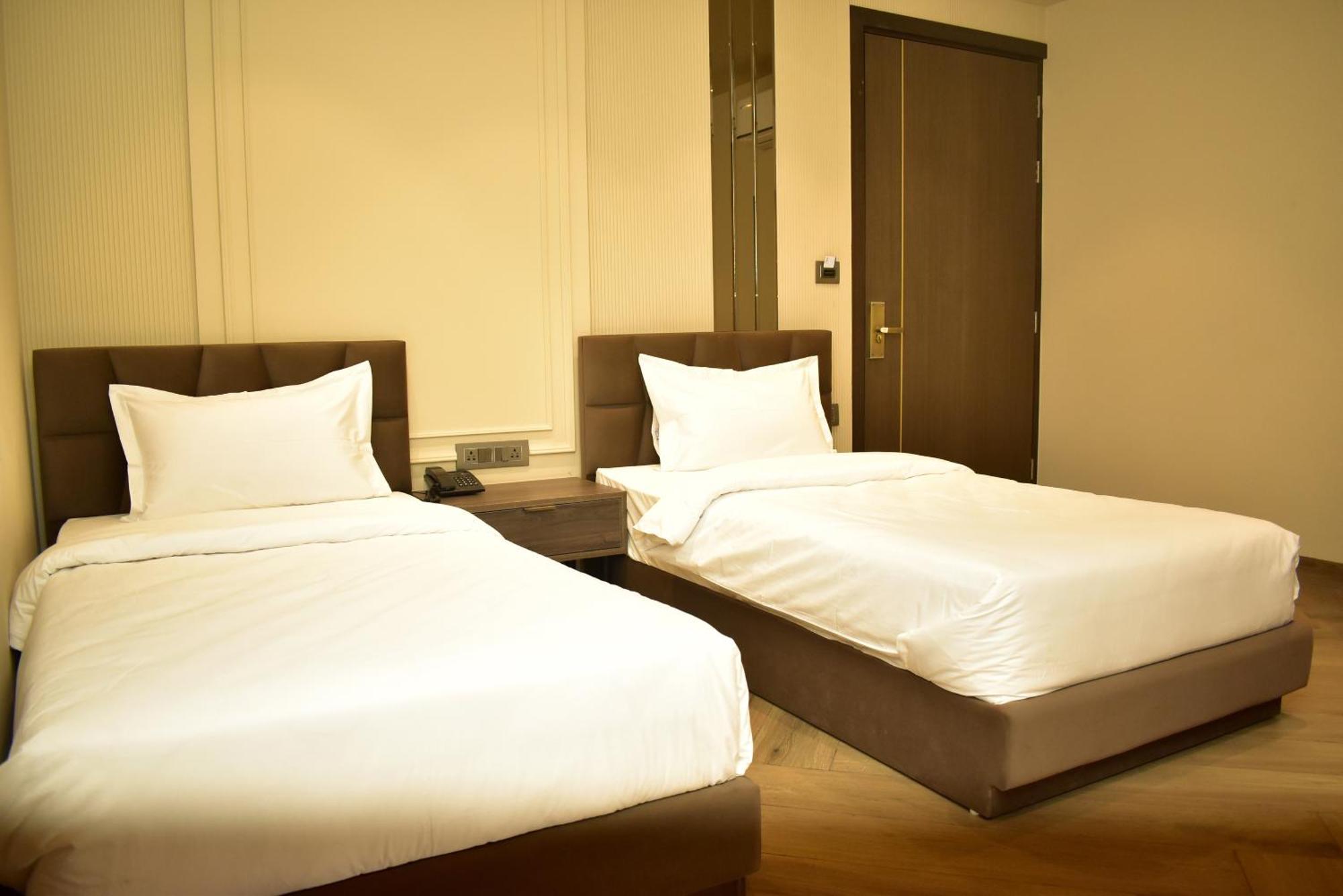 Hotel Cullinan By Qotel Janakpuri Delhi  Exterior foto