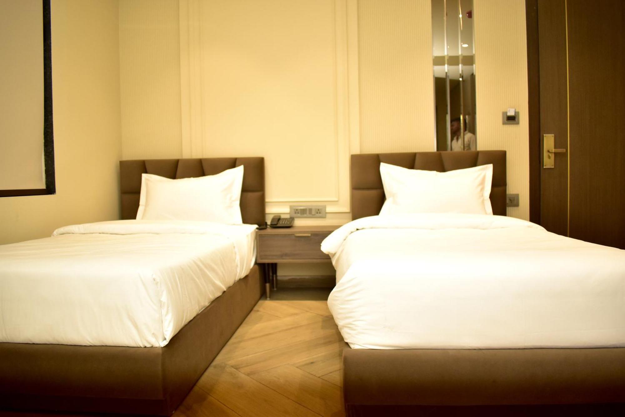 Hotel Cullinan By Qotel Janakpuri Delhi  Exterior foto