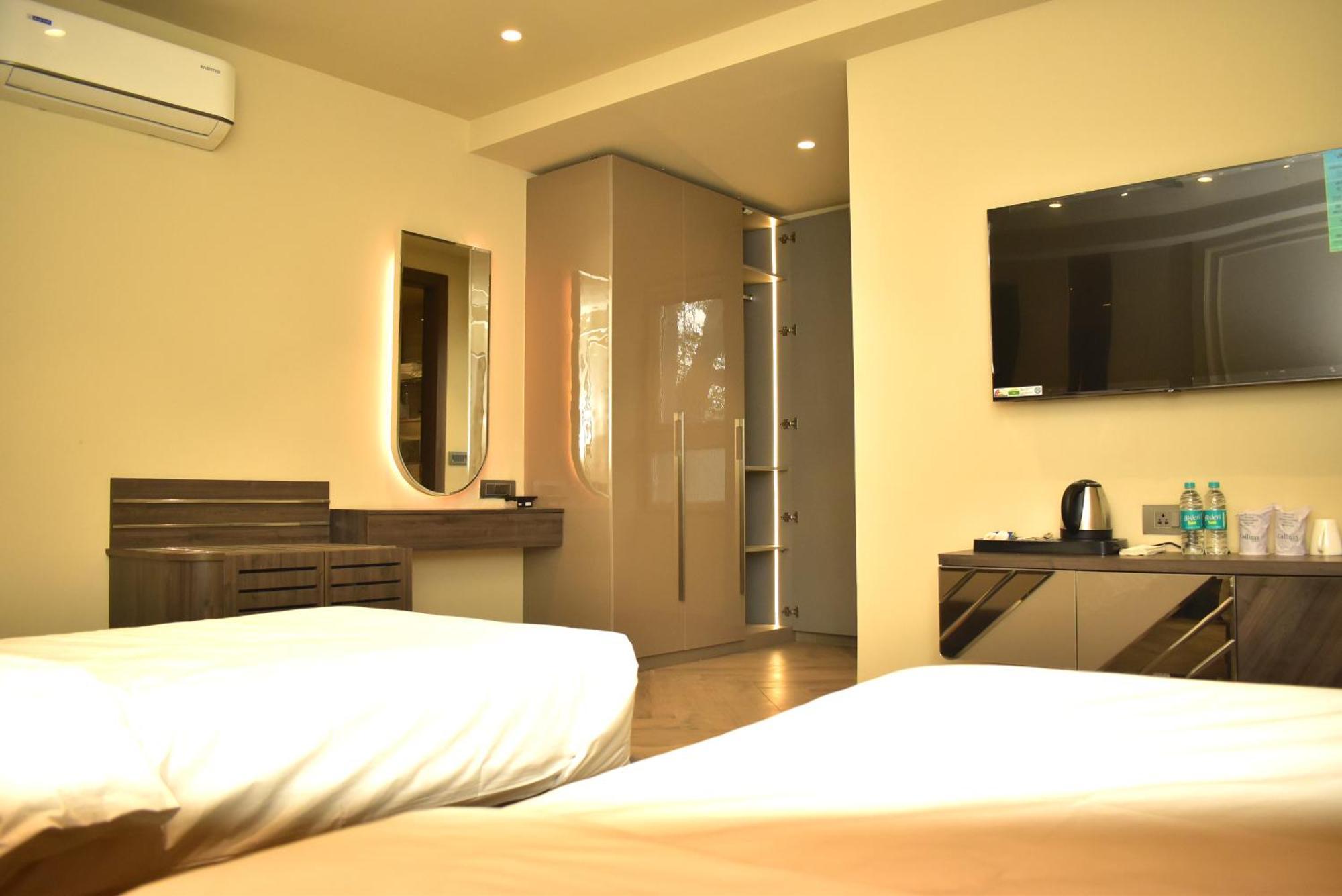 Hotel Cullinan By Qotel Janakpuri Delhi  Exterior foto