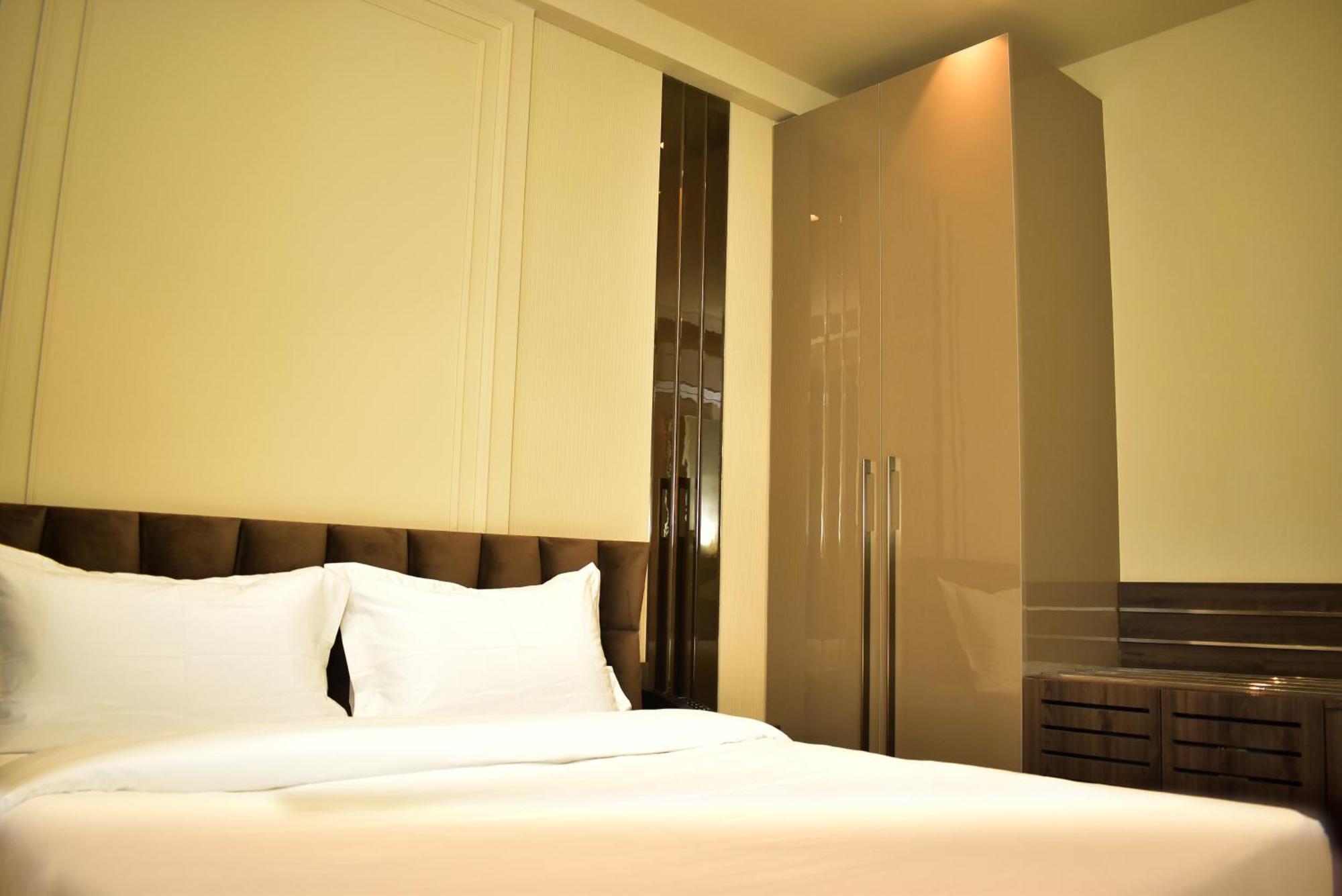 Hotel Cullinan By Qotel Janakpuri Delhi  Exterior foto